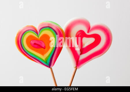 Sucettes en forme de coeur de couleur sur fond gris. Amour, plaisir, Valentine's day Banque D'Images