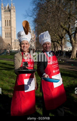 Sophy Ridge, présentateur de Sky News et Ben Wright, BBC, mélanger les crêpes avant la course parlementaire Banque D'Images