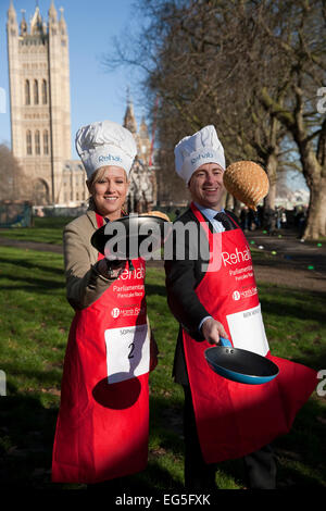 Sophy Ridge, présentateur de Sky News et Ben Wright, BBC, mélanger les crêpes avant la course parlementaire Banque D'Images