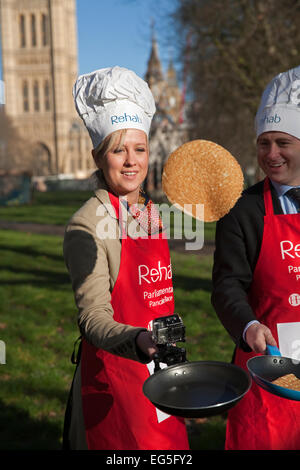 Sophy Ridge, présentateur de Sky News et Ben Wright, BBC, mélanger les crêpes avant la course parlementaire Banque D'Images