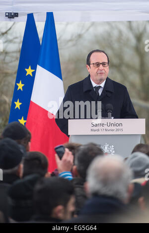 Sarre-Union, France. Feb 17, 2015. Le président français, François Hollande, s'exprime lors d'une célébration dans un cimetière juif de Sarre-Union, France, 17 février 2015. Deux jours plus tôt, le cimetière a été détruit par les adolescents. PHOTO : OLIVER DIETZE/dpa/Alamy Live News Banque D'Images