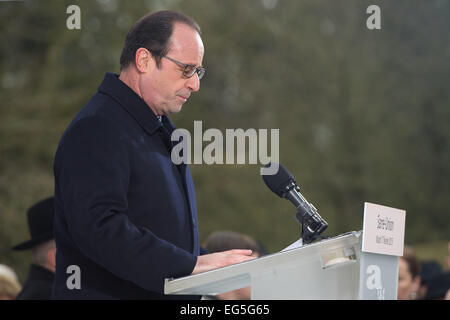 Sarre-Union, France. Feb 17, 2015. Le président français, François Hollande, s'exprime lors d'une célébration dans un cimetière juif de Sarre-Union, France, 17 février 2015. Deux jours plus tôt, le cimetière a été détruit par les adolescents. PHOTO : OLIVER DIETZE/dpa/Alamy Live News Banque D'Images