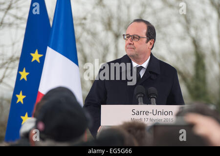 Sarre-Union, France. Feb 17, 2015. Le président français, François Hollande, s'exprime lors d'une célébration dans un cimetière juif de Sarre-Union, France, 17 février 2015. Deux jours plus tôt, le cimetière a été détruit par les adolescents. PHOTO : OLIVER DIETZE/dpa/Alamy Live News Banque D'Images