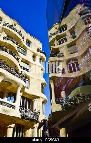 Mila house aka La Pedrera, conçu par l'architecte Antoni Gaudi. Barcelone, Catalogne, Espagne. Banque D'Images