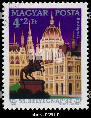 Hongrie - VERS 1982 : timbres par la Hongrie, le Parlement montre par nuit, Budapest, vers 1982 Banque D'Images