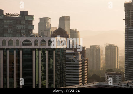 Tôt le matin, la lumière dans l'immeubles de grande hauteur dans le centre de Kuala Lumpur, Malaisie. Banque D'Images