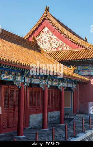 Les toits colorés et des détails des temples dans le site du patrimoine mondial de l'UNESCO, la Cité Interdite, Pékin, Chine Banque D'Images