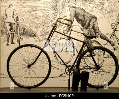 Cloppenburg, en Allemagne. Feb 17, 2015. La sécurité-bike 'Watlington' de 1891, une innovation de la Grande-Bretagne, est exposée à l'exposition spéciale "Airstream - l'histoire culturelle du vélo dans le Nord-Ouest de l' à l'Museum-Village dans Cloppenburg, Allemagne, 17 février 2015. Le vélo symbolise l'utilisation commerciale de motos après la Seconde Guerre mondiale. PHOTO : INGO WAGNER/dpa/Alamy Live News Banque D'Images