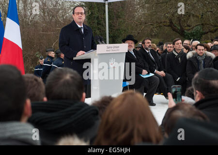 Sarre-Union, France. Feb 17, 2015. Le président français, François Hollande, s'exprime lors d'une célébration dans un cimetière juif de Sarre-Union, France, 17 février 2015. Deux jours plus tôt, le cimetière a été détruit par les adolescents. PHOTO : OLIVER DIETZE/dpa/Alamy Live News Banque D'Images