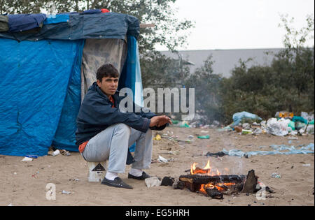 Une vie routinière dans le camp "Jungle" à Calais, France, où des centaines de migrants mis en place à la maison, avec de nombreux espérant saisir l'Angleterre Banque D'Images