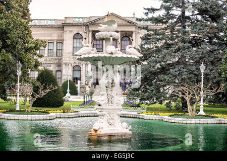 ISTANBUL, Turquie / Türkiye — Une fontaine avec des cygnes à l'extérieur du bâtiment administratif principal du palais Dolmabahçe. Le palais de Dolmabahçe, sur les rives du détroit du Bosphore, fut le centre administratif de l'Empire ottoman de 1856 à 1887 et de 1909 à 1922. Construit et décoré dans le style baroque ottoman, il s'étend le long d'une partie de la côte européenne du détroit du Bosphore, dans le centre d'Istanbul. Banque D'Images