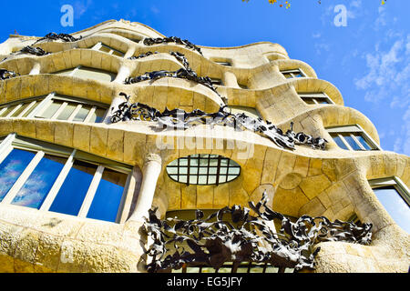 Mila house aka La Pedrera, conçu par l'architecte Antoni Gaudi. Barcelone, Catalogne, Espagne. Banque D'Images