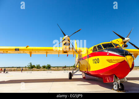 ALBACETE, Espagne-23 juin : hydravion Canadair CL-215 de prendre part à une exposition statique sur la journée portes ouvertes de la base aérienne de Los Llanos Banque D'Images