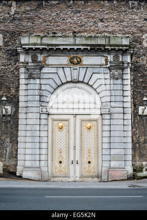 ISTANBUL, Turquie / Türkiye — une porte ornée dans le mur de la mosquée Dolmabahce à Istanbul, Turquie. Banque D'Images