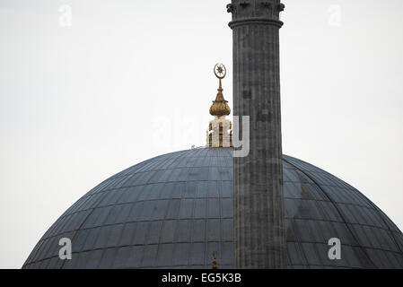 ISTANBUL, Turquie / Türkiye — Haut du dôme de la mosquée Dolmabahce à Istanbul. Banque D'Images