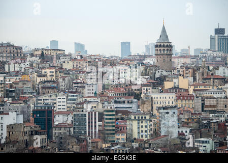 Tour de Galata Skyline Istanbul Turquie // ISTANBUL, Turquie — les bâtiments et l'horizon du quartier de Galata/Karakoy à Istanbul, Turquie, avec la tour de Galata debout à droite. Banque D'Images