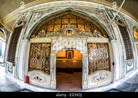 ISTANBUL, Turquie / Türkiye — intérieur de la salle du Conseil impérial du palais Tokpaki. La fenêtre dorée du Conseil impérial est accessible par la Tour de Justice, ajoutant ainsi à l'importance du symbolisme de la justice. Le bâtiment du Conseil impérial (Dîvân-ı Hümâyûn) est la chambre dans laquelle les ministres d'État, les ministres du conseil (Dîvân Heyeti), le Conseil impérial, composé du Grand vizir (Paşa Kapısı), des vizirs et d'autres hauts fonctionnaires de l'État ottoman, ont tenu des réunions. Banque D'Images