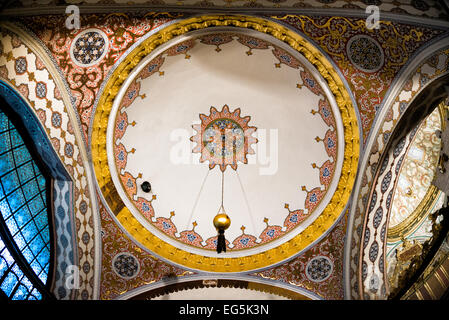 ISTANBUL, Turquie / Türkiye — certains plafonds richement décorés à l'intérieur de la salle du Conseil impérial du palais Tokpaki. La fenêtre dorée du Conseil impérial est accessible par la Tour de Justice, ajoutant ainsi à l'importance du symbolisme de la justice. Le bâtiment du Conseil impérial (Dîvân-ı Hümâyûn) est la chambre dans laquelle les ministres d'État, les ministres du conseil (Dîvân Heyeti), le Conseil impérial, composé du Grand vizir (Paşa Kapısı), des vizirs et d'autres hauts fonctionnaires de l'État ottoman, ont tenu des réunions. Banque D'Images