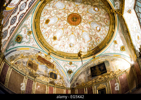 ISTANBUL, Turquie / Türkiye — intérieur de la salle du Conseil impérial du palais Tokpaki. Le bâtiment du Conseil impérial (Dîvân-ı Hümâyûn) est la chambre dans laquelle les ministres d'État, les ministres du conseil (Dîvân Heyeti), le Conseil impérial, composé du Grand vizir (Paşa Kapısı), des vizirs et d'autres hauts fonctionnaires de l'État ottoman, ont tenu des réunions. Banque D'Images