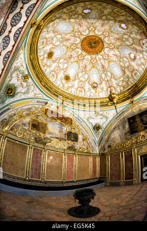 ISTANBUL, Turquie / Türkiye — intérieur de la salle du Conseil impérial du palais Tokpaki. Le bâtiment du Conseil impérial (Dîvân-ı Hümâyûn) est la chambre dans laquelle les ministres d'État, les ministres du conseil (Dîvân Heyeti), le Conseil impérial, composé du Grand vizir (Paşa Kapısı), des vizirs et d'autres hauts fonctionnaires de l'État ottoman, ont tenu des réunions. Banque D'Images