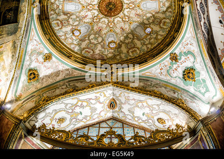 ISTANBUL, Turquie / Türkiye — intérieur de la salle du Conseil impérial du palais Tokpaki. Le bâtiment du Conseil impérial (Dîvân-ı Hümâyûn) est la chambre dans laquelle les ministres d'État, les ministres du conseil (Dîvân Heyeti), le Conseil impérial, composé du Grand vizir (Paşa Kapısı), des vizirs et d'autres hauts fonctionnaires de l'État ottoman, ont tenu des réunions. Banque D'Images