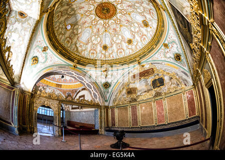 ISTANBUL, Turquie / Türkiye — intérieur de la salle du Conseil impérial du palais Tokpaki. Le bâtiment du Conseil impérial (Dîvân-ı Hümâyûn) est la chambre dans laquelle les ministres d'État, les ministres du conseil (Dîvân Heyeti), le Conseil impérial, composé du Grand vizir (Paşa Kapısı), des vizirs et d'autres hauts fonctionnaires de l'État ottoman, ont tenu des réunions. Banque D'Images