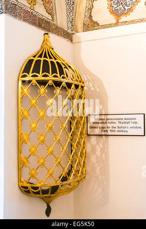 ISTANBUL, Turquie / Türkiye — cage guidée (kafes) pour la fenêtre du sultan, début du XIXe siècle à l'intérieur de la salle du Conseil impérial du palais de Topkapi. Grâce à cette grille décorative dorée, le Sultan pouvait secrètement observer et écouter les réunions du conseil sans être vu, assurant des délibérations honnêtes par la simple possibilité de sa présence. La chambre du Conseil impérial (Dîvân-ı Hümâyûn) accueillait des réunions des plus hauts fonctionnaires de l'État ottoman, y compris le Grand Vizir et les ministres du conseil. Banque D'Images