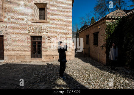 Les touristes de prendre des photos à l'intérieur du complexe de l'Alhambra, Grenade, Espagne, Analusia. Banque D'Images