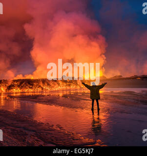 Femme debout par l'éruption de lave incandescente, Holuhraun site Volcan Bardarbunga, fissure, l'Islande Banque D'Images