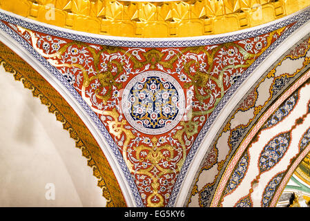 Palais de Topkapi salle du conseil impérial décoration ottomane Istanbul // ISTANBUL, Turquie — L'intérieur de la salle du conseil impérial du palais de Topkapi présente une décoration architecturale ottomane ornée. La salle du conseil impérial, connue sous le nom de Dîvân-ı Hümâyûn en turc ottoman, servait de salle de réunion pour l'organe dirigeant le plus élevé de l'Empire ottoman. Le conseil comprenait le Grand Vizir, les vizirs et d'autres hauts fonctionnaires de l'État qui dirigeaient les affaires administratives de l'empire. Le palais de Topkapi a fonctionné comme résidence principale et siège administratif des sultans ottomans du 15 au 1er janvier Banque D'Images