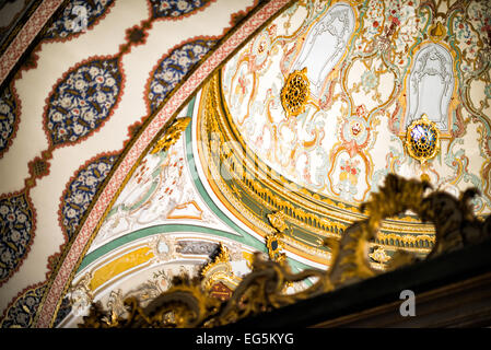 ISTANBUL, Turquie / Türkiye — intérieur de la salle du Conseil impérial du palais Tokpaki. Le bâtiment du Conseil impérial (Dîvân-ı Hümâyûn) est la chambre dans laquelle les ministres d'État, les ministres du conseil (Dîvân Heyeti), le Conseil impérial, composé du Grand vizir (Paşa Kapısı), des vizirs et d'autres hauts fonctionnaires de l'État ottoman, ont tenu des réunions. Banque D'Images