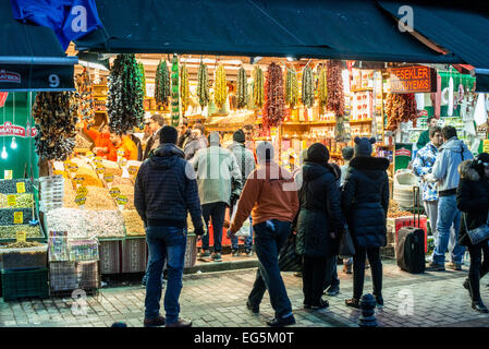 Marché aux épices Istanbul Turquie // ISTANBUL, Turquie — situé dans le quartier Eminonu d'Istanbul, à côté du pont de Galata, le marché aux épices est l'un des plus grands et des plus célèbres marchés de la ville. Il est également connu sous le nom de Bazar égyptien. Banque D'Images