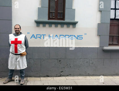 Slogan sur l'extérieur de la galerie d'art dans le quartier de Vegueta Las Palmas de Gran Canaria, Îles Canaries, Espagne - carnival goer pose Banque D'Images