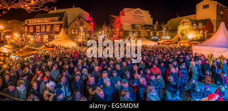 Loisirs de plein air durant les fêtes de Noël. De monde square dans le centre-ville de Reykjavik, Islande. Banque D'Images