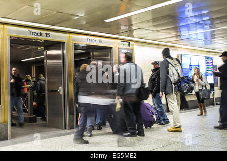 Janvier 9, 2015 - New York Ville : Voir des navetteurs à Penn Station à mesure qu'ils sont prêts à monter à bord de Long Island Railroad train Banque D'Images