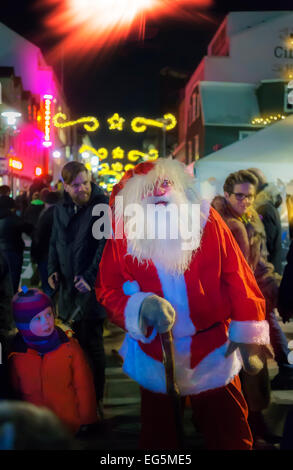 Le Père Noël dans un marché du centre ville, le temps de Noël, Reykjavik, Islande Banque D'Images