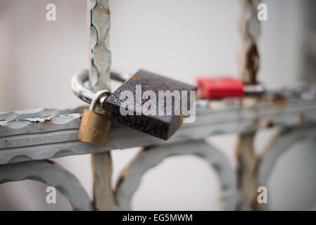 ISTANBUL, Turquie — en tant qu'invité d'amour que de nombreux touristes ont adopté dans le monde entier, des cadenas ont été laissés sur le pont de Galata à Istanbul. Enjambant la Corne d'Or et reliant Eminonu à Karakoy, le pont de Galata est un pont à deux niveaux qui gère la circulation routière, de tram et piétonne au niveau supérieur avec des restaurants et des bars au niveau inférieur. Banque D'Images