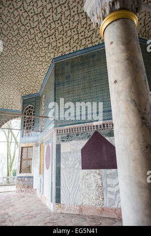 ISTANBUL, Turquie / Türkiye — bâtiments et décorations dans l'Enderun, ou Palais intérieur, au Palais de Topkapi. Sur une péninsule surplombant le détroit du Bosphore et la Corne d'Or, le palais de Topkapi fut la résidence principale des sultans ottomans pendant environ 400 ans (1465-1856) de leur règne de 624 ans sur Constantinople et l'Empire ottoman. Aujourd'hui, c'est l'une des principales attractions touristiques d'Istanbul. Banque D'Images