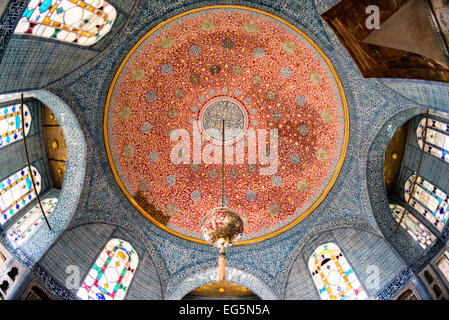 Palais de Topkapi Kiosk de Bagdad Intérieur Istanbul Turquie | ISTANBUL, Turquie — Détail intérieur du Kiosk de Bagdad au Palais de Topkapi. Le sultan Murad IV a construit le pavillon en 1638 après la reconquête de Bagdad par les Ottomans, le remplissant de tuiles d'Iznik, d'incrustations de nacre et de volets à panneaux de tortue qui représentent ensemble un sommet de l'art décoratif ottoman classique. La structure a ensuite servi de bibliothèque de la Chambre privée à partir du milieu du XVIIIe siècle. Banque D'Images