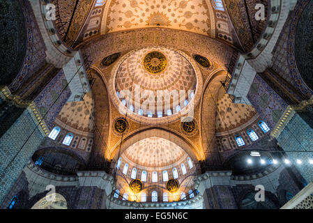 Yeni Camii New Mosquée Interior Dome Istanbul Turquie // ISTANBUL, Turquie — le plafond orné de plusieurs dômes à l'intérieur de la Yeni Camii (également connue sous le nom de Nouvelle Mosquée) présente le summum de la décoration architecturale ottomane du XVIIe siècle. L'intérieur de la mosquée présente une disposition pyramidale de 66 dômes et demi-dômes couronnés par un dôme central de 17,5 mètres de diamètre, créant une hiérarchie architecturale harmonieuse caractéristique du design ottoman classique. La construction de la mosquée a duré 66 ans de 1597 à 1663, initialement commandée par validé Sultan Safiye Sultan et achevée sous Vali Banque D'Images