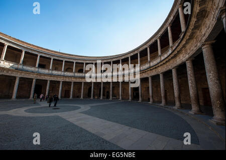 Patio du Palais de Charles Quint (Palacio de Carlos V), situé à Grenade, à l'intérieur de la fortification nasride de l'Alhambra. Banque D'Images