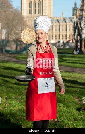 Londres, Royaume-Uni. 17 Février, 2015. Les députés, les Lords et les membres de la Tribune de la presse parlementaire prendre part à l'Assemblée Parlementaire, la charité en course de crêpes Victoria Tower Gardens, près des chambres du Parlement sur Mardi Gras. Sur la photo : Sophie Ridge, Sky News. Crédit : Stephen Chung/Alamy Live News Banque D'Images