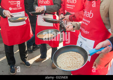 Londres, Royaume-Uni. 17 Février, 2015. Les députés, les Lords et les membres de la Tribune de la presse parlementaire prendre part à l'Assemblée Parlementaire, la charité en course de crêpes Victoria Tower Gardens, près des chambres du Parlement sur Mardi Gras. Sur la photo : les poêles de l'équipe Media. Crédit : Stephen Chung/Alamy Live News Banque D'Images