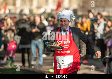 Londres, Royaume-Uni. 17 Février, 2015. Les députés, les Lords et les membres de la Tribune de la presse parlementaire prendre part à l'Assemblée Parlementaire, la charité en course de crêpes Victoria Tower Gardens, près des chambres du Parlement sur Mardi Gras. Photo : Ben Wright, BBC, prend part à la course. Crédit : Stephen Chung/Alamy Live News Banque D'Images