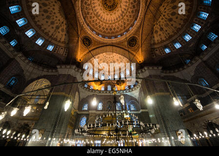 Yeni Camii New Mosquée Interior Dome Istanbul Turquie // ISTANBUL, Turquie — le plafond orné de plusieurs dômes à l'intérieur de la Yeni Camii (également connue sous le nom de Nouvelle Mosquée) présente le summum de la décoration architecturale ottomane du XVIIe siècle. L'intérieur de la mosquée présente une disposition pyramidale de 66 dômes et demi-dômes couronnés par un dôme central de 17,5 mètres de diamètre, créant une hiérarchie architecturale harmonieuse caractéristique du design ottoman classique. La construction de la mosquée a duré 66 ans de 1597 à 1663, initialement commandée par validé Sultan Safiye Sultan et achevée sous Vali Banque D'Images