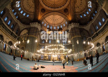 Yeni Camii New Mosquée Interior Dome Istanbul // ISTANBUL, Turquie — le plafond orné de plusieurs dômes à l'intérieur de la Yeni Camii (également connue sous le nom de Nouvelle Mosquée) présente le summum de la décoration architecturale ottomane du XVIIe siècle. L'intérieur de la mosquée présente une disposition pyramidale de 66 dômes et demi-dômes couronnés par un dôme central de 17,5 mètres de diamètre, créant une hiérarchie architecturale harmonieuse caractéristique du design ottoman classique. La construction de la mosquée a duré 66 ans de 1597 à 1663, initialement commandée par validé Sultan Safiye Sultan et achevée sous validé sult Banque D'Images