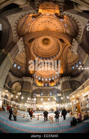 Yeni Camii Interior Dome Istanbul Turquie // ISTANBUL, Turquie — le plafond orné de plusieurs dômes à l'intérieur de la Yeni Camii (également connue sous le nom de Nouvelle Mosquée) présente le summum de la décoration architecturale ottomane du XVIIe siècle. L'intérieur de la mosquée présente une disposition pyramidale de 66 dômes et demi-dômes couronnés par un dôme central de 17,5 mètres de diamètre, créant une hiérarchie architecturale harmonieuse caractéristique du design ottoman classique. La construction de la mosquée a duré 66 ans de 1597 à 1663, initialement commandée par le sultan valide Safiye Sultan et achevée sous le sultan valide T. Banque D'Images