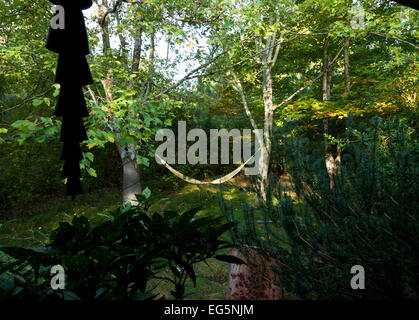 Hamac dans un jardin envahi par la Caroline du Sud, États-Unis d'Amérique Banque D'Images