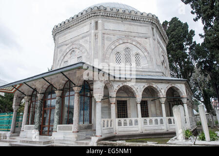 ISTANBUL, Turquie / Türkiye — les tombes du sultan Suleiman Ier, de son épouse Hürrem Sultan (Roxelana) et de leur fille Mihrimah Sultan dans le jardin de la mosquée Suleymaniye à Istanbul. Ces mausolées royaux ottomans (türbe) représentent l'architecture funéraire islamique classique du XVIe siècle. Le complexe de mosquées, achevé en 1558, est la mosquée la plus importante d'Istanbul, commémorant le règne de Suleiman le magnifique (1520-1566). Banque D'Images