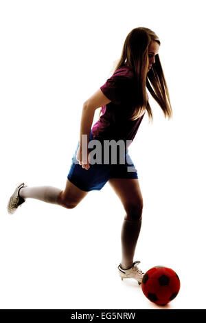 Silhouette de jeune fille jouant au football sur le livre blanc Banque D'Images